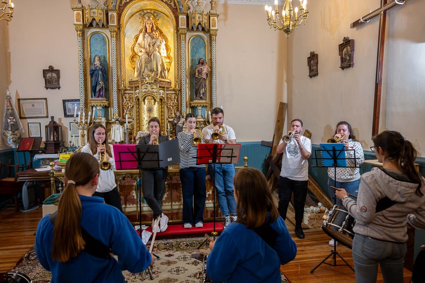 La banda de la cofradía ensayando la semana previa a la procesión.