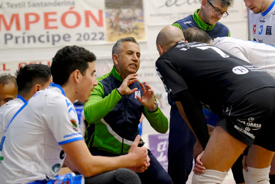 Daniel Gallardo da instrucciones a sus jugadores en el encuentro ante el San Sadurniño en Cabezón.