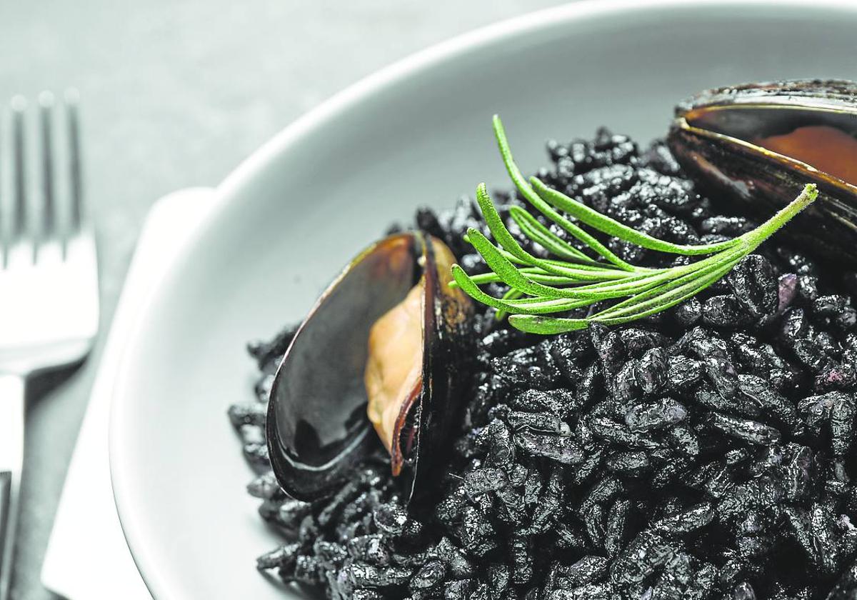 La tinta de calamar es ingrediente fundamental para un exquisito arroz negro.