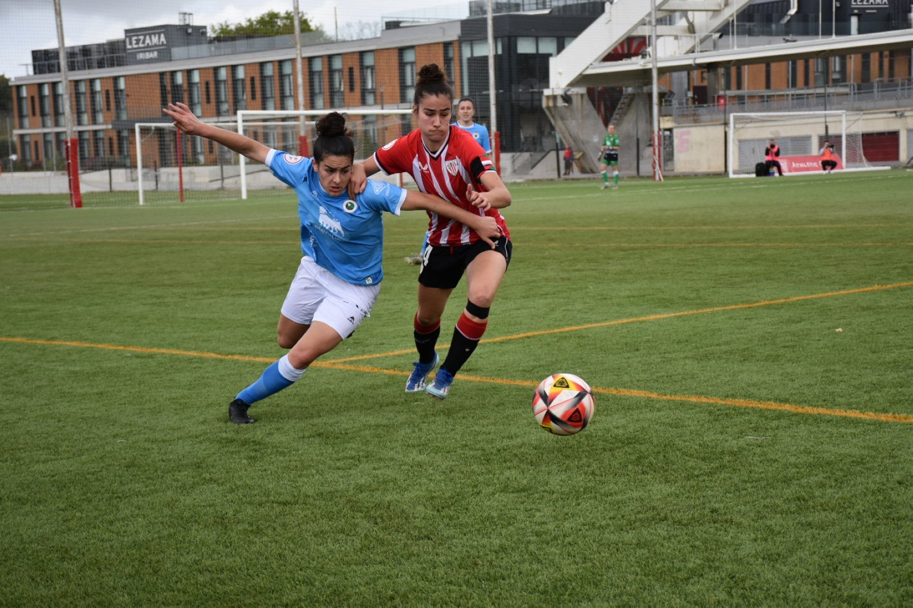 Marta Guereñu pugna con Oihana.