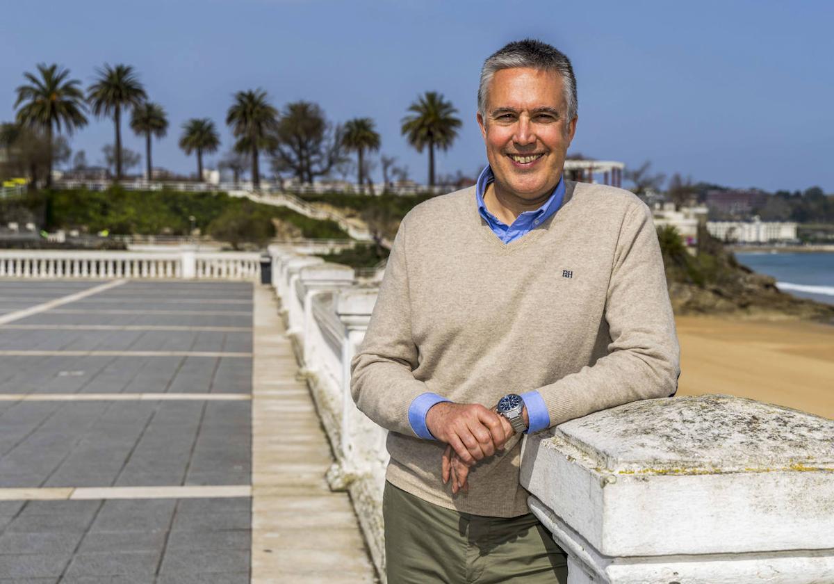 Ángel Herrero ha desarrollado numerosos estudios sobre turismo. En la imagen, esta semana en el Sardinero.