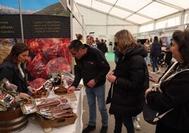 Un hombre y su acompañante prueban los productos de un estand agroalimentario de la Feria.