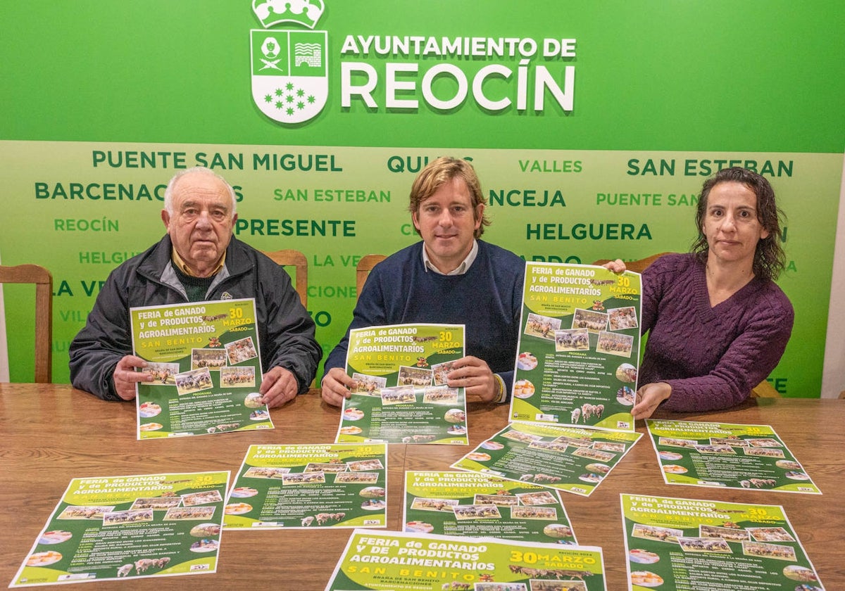 El alcalde Pablo Diestro, en el centro de la imagen, durante la presentación del nuevo programa de la feria de San Benito en Barcenaciones.