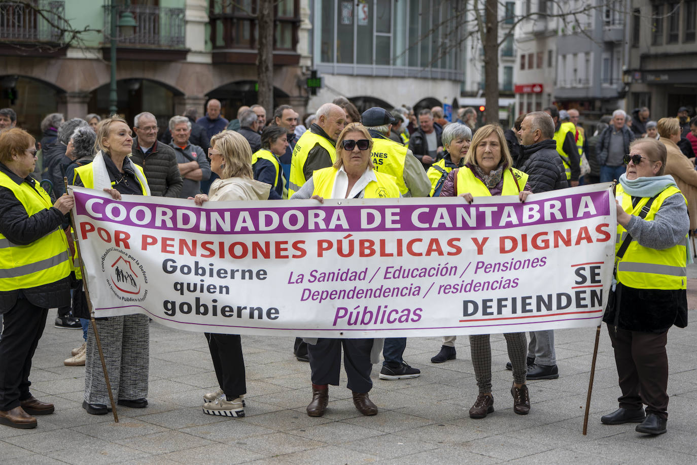 La cabecera de la manifestación prepara la salida desde la Plaza Mayor.