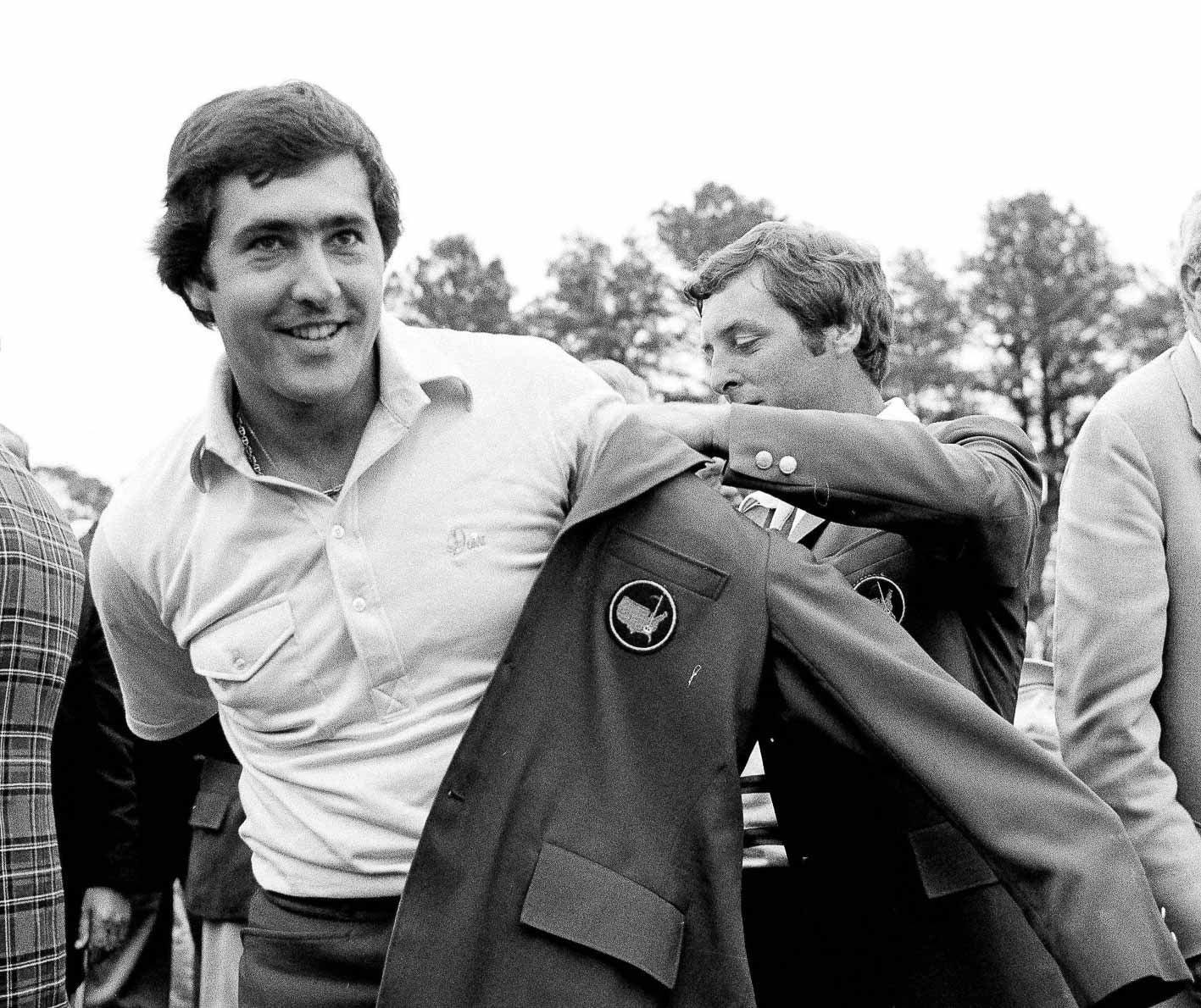 Seve se enfunda su primera chaqueta verde tras ganar el Master de Augusta en 1980.