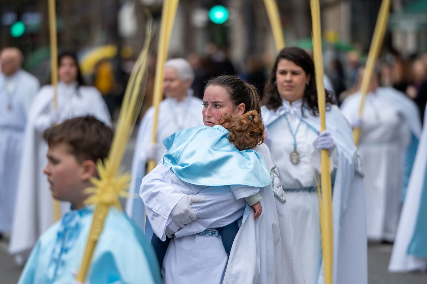 Una joven con un bebé en la procesión.