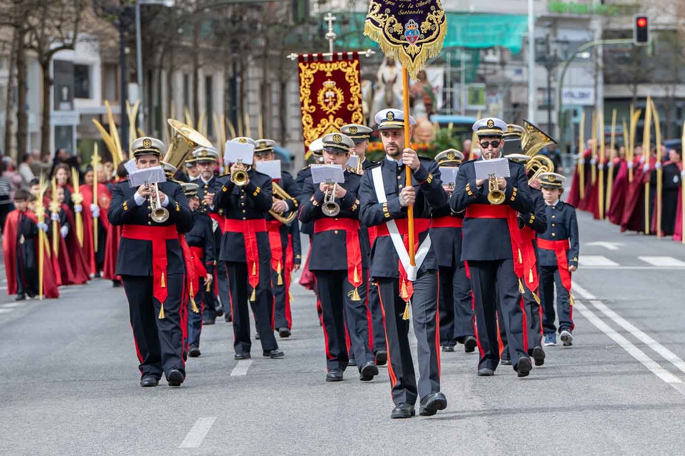 La procesión estuvo amenizada por una banda de música.