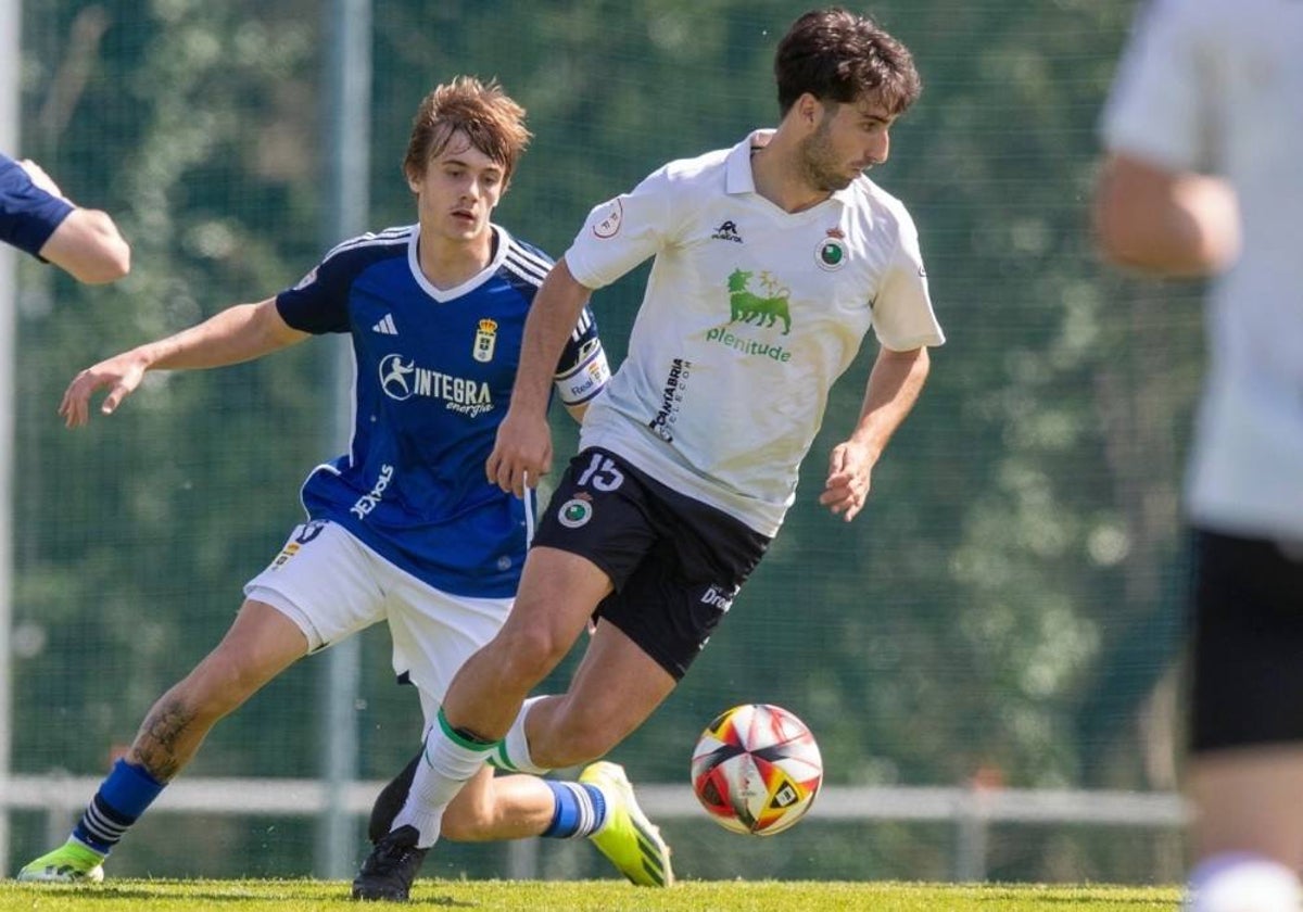 Bustillo, del Rayo Cantabria, conduce la pelota ante un rival del Vetusta.