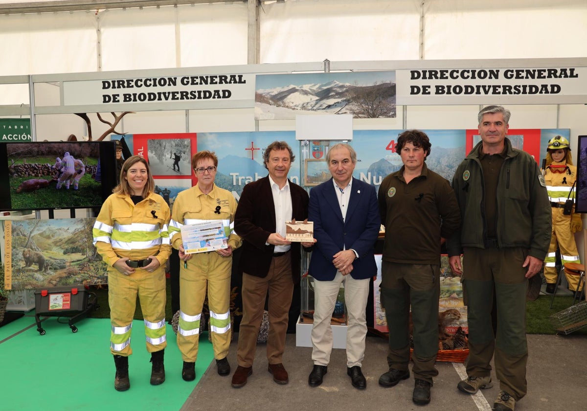 Javier Gómez, fue el encargado de entregar la distinción a Pablo Palencia, en el estand de la Dirección General de Biodiversidad