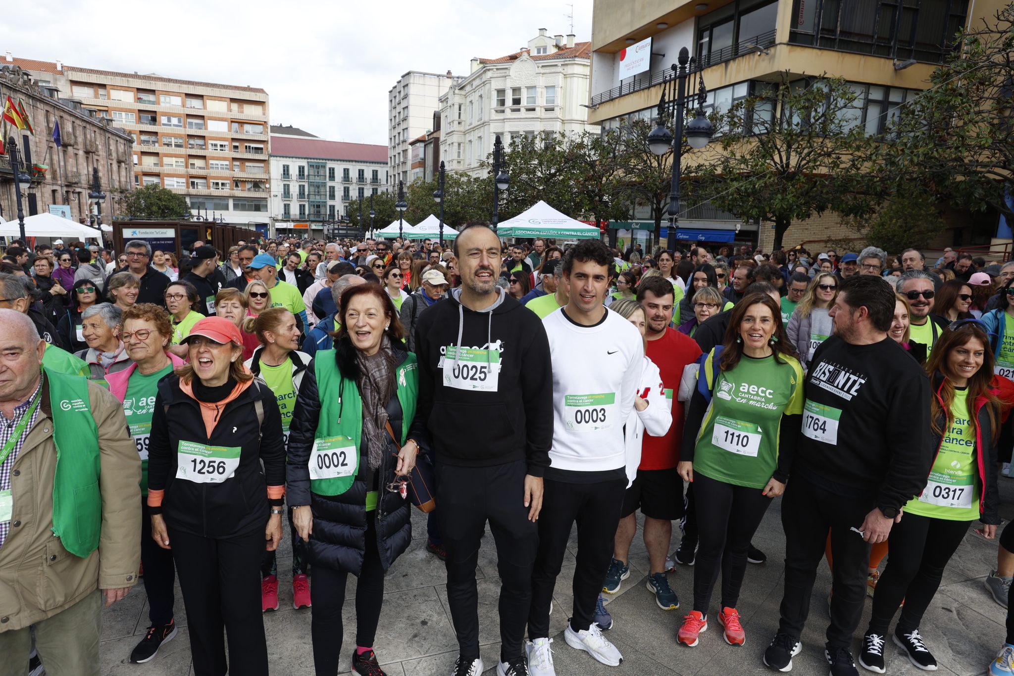 El alcalde y la presidenta local de la AECC presidieron el acto de la salida.