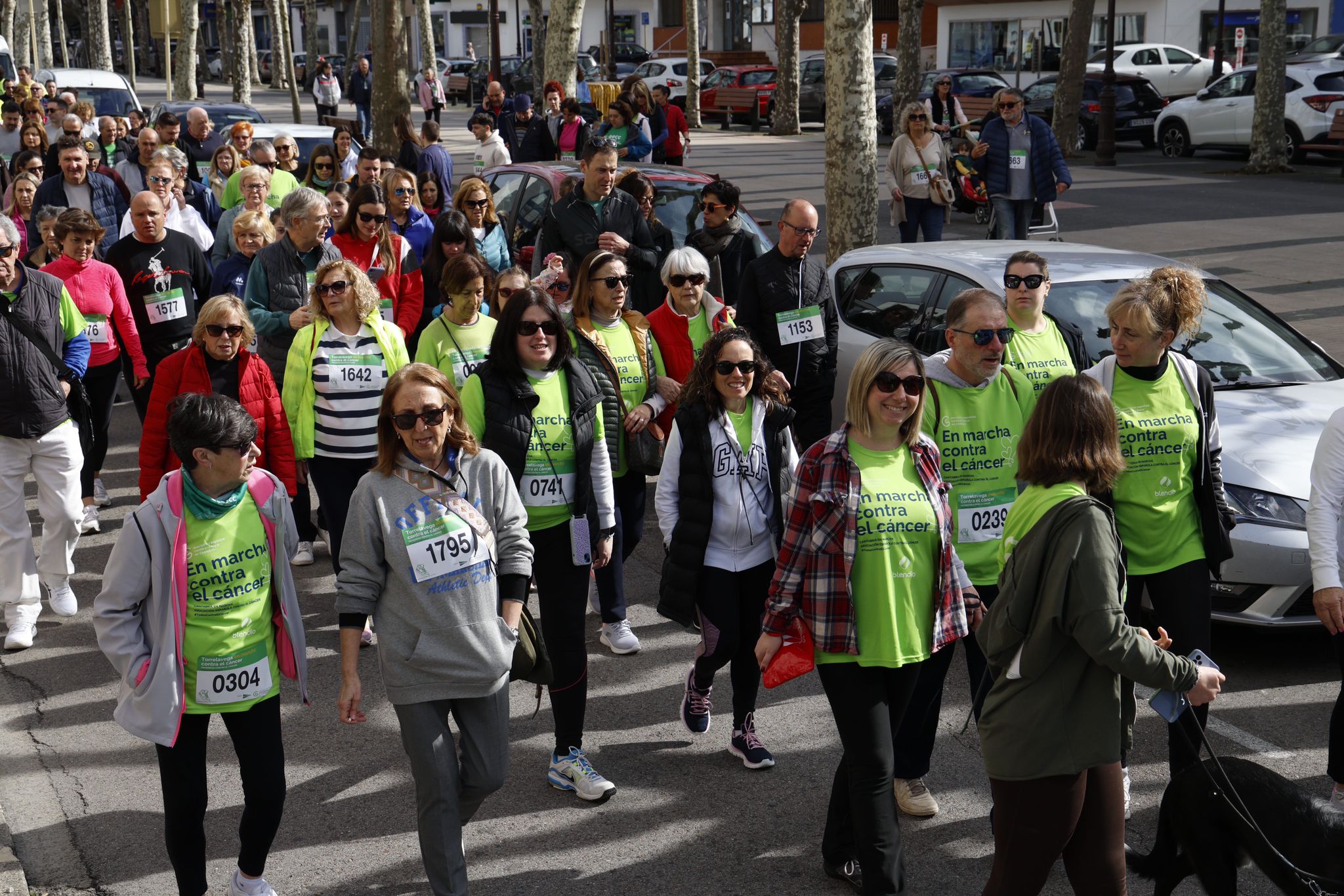 Algunos participantes vistieron la camiseta verde de la AECC.