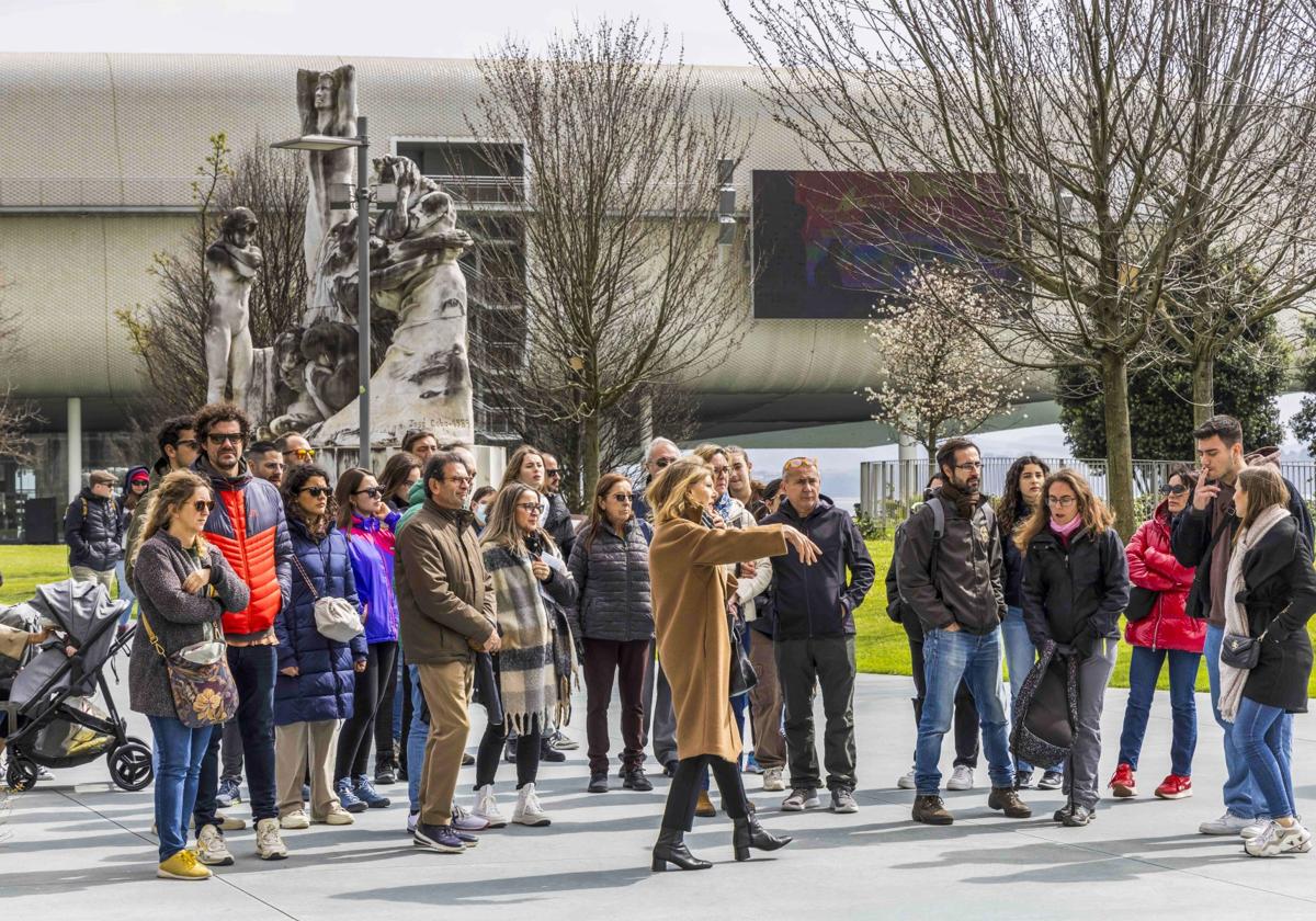 Un grupo de turistas atiende las explicaciones de su guía en un recorrido por el centro de Santander.