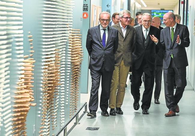 De izq. a der., el director gerente del Hospital Sant Joan de Déu Barcelona, Manel del Castillo; el hermano del Orden Hospitalario de Sant Joan de Déu, Joaquim Erra; el presidente de la Fundación »la Caixa», Isidro Fainé, y el director de la Fundació de Recerca Sant Joan de Déu, Emili Bargalló.