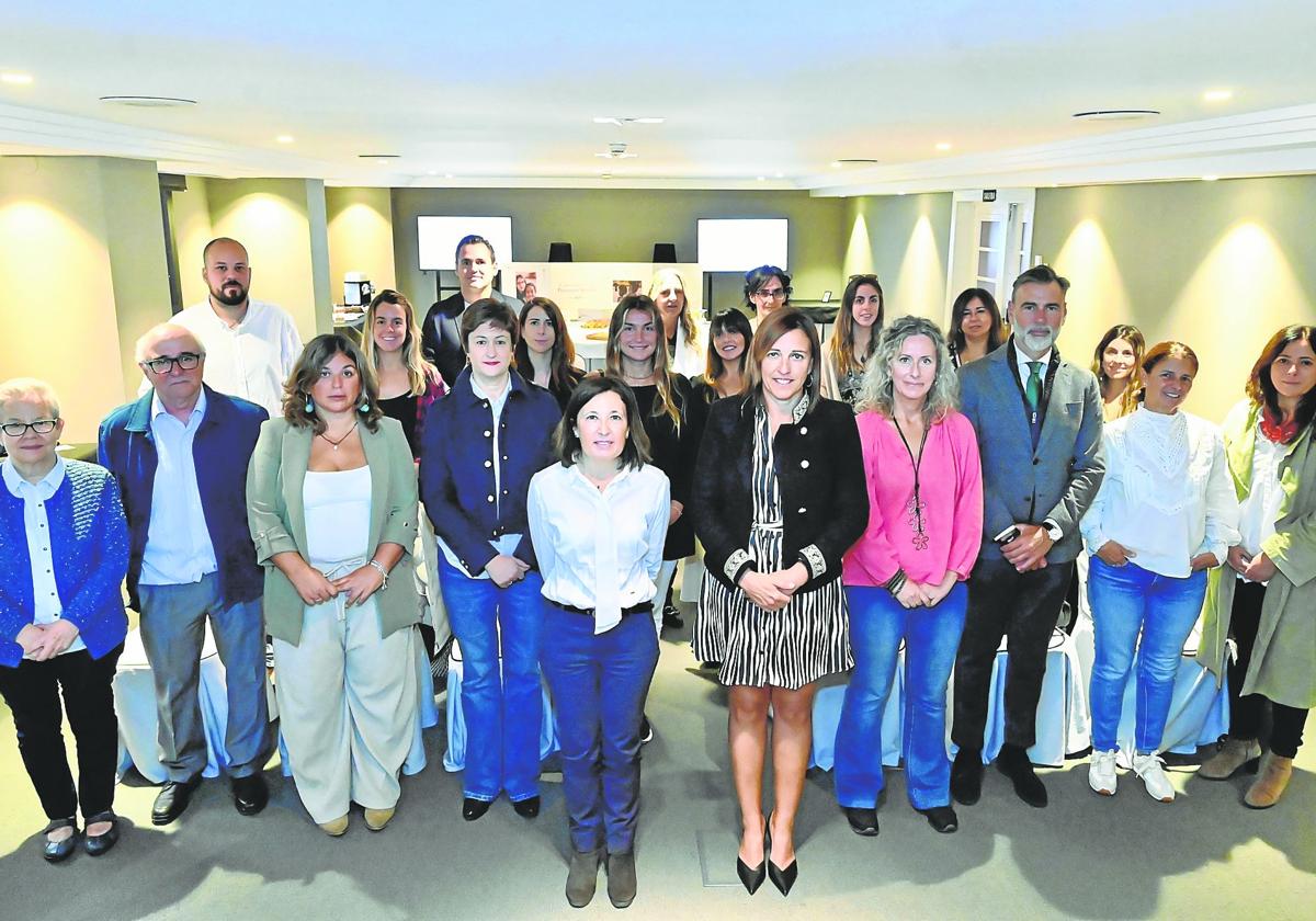 Foto de familia tras la presentación de la resolución en el Hotel Bahía.