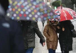 Una alerta por nieve hasta mañana y una Semana Santa de abrir y cerrar paraguas