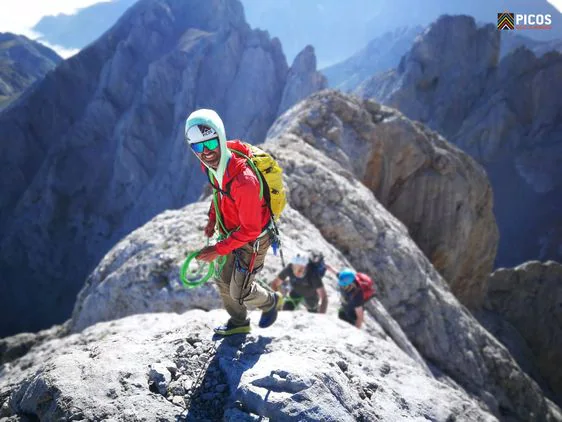 Pablo Santiago desarrolla actividades guiadas y formación en montaña, con un trato personalizado y directo, tanto en Picos de Europa como la Cordillera Cantábrica