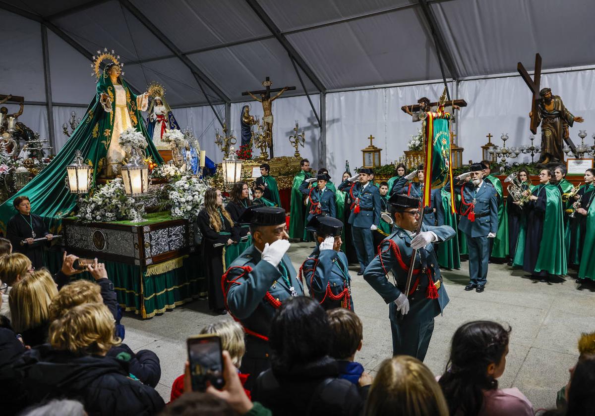 Un momento del acto en la carpa