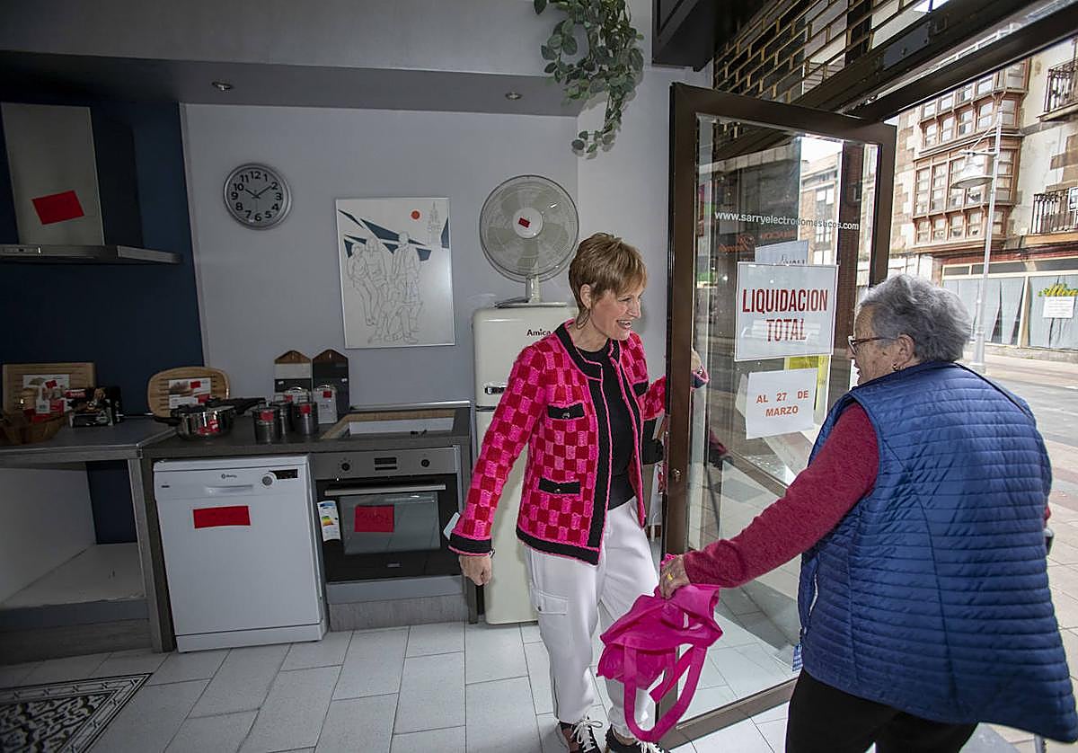 Esther Vicente, la última en dirigir el negocio, recibe a Eloína Saiz, una de sus más fieles clientas.