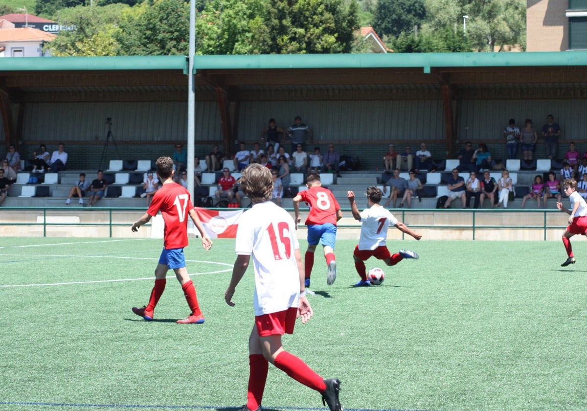 Partido de fútbol, en Noja.