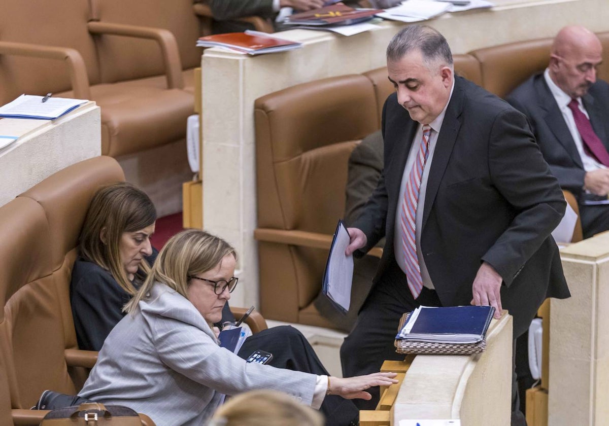 El consejero de Fomento, Roberto Media, junto a la presidenta Buruaga y a la también consejera Isabel Urrutia durante un pleno del Parlamento regional.