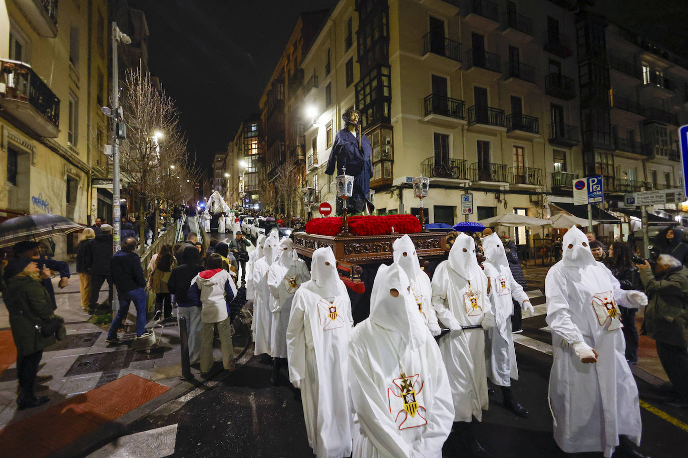 Traslado del Ecce Homo, protegido por un chubasquero.