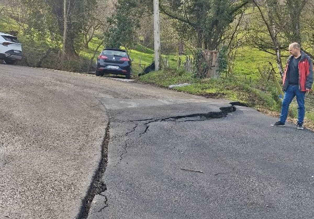 La carretera está afectada por una gran grieta en un tramo en curva y pendiente.