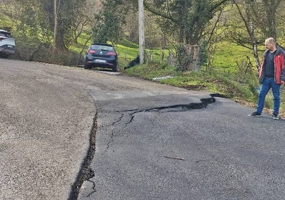 La carretera está afectada por una gran grieta en un tramo en curva y pendiente.