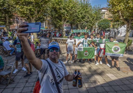 La afición del Racing volverá a juntarse en las calles de Gijón para disfrutar de la previa del partido y arropar a su equipo en el estadio.
