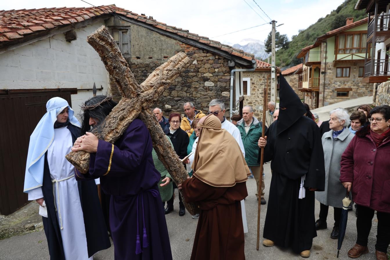 El Cirineo ayuda a Cristo a llevar la Cruz