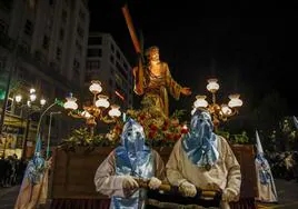Paso de 'Jesús ayudado por el Cirineo', de la Cofradía La Inmaculada, este jueves durante la procesión.
