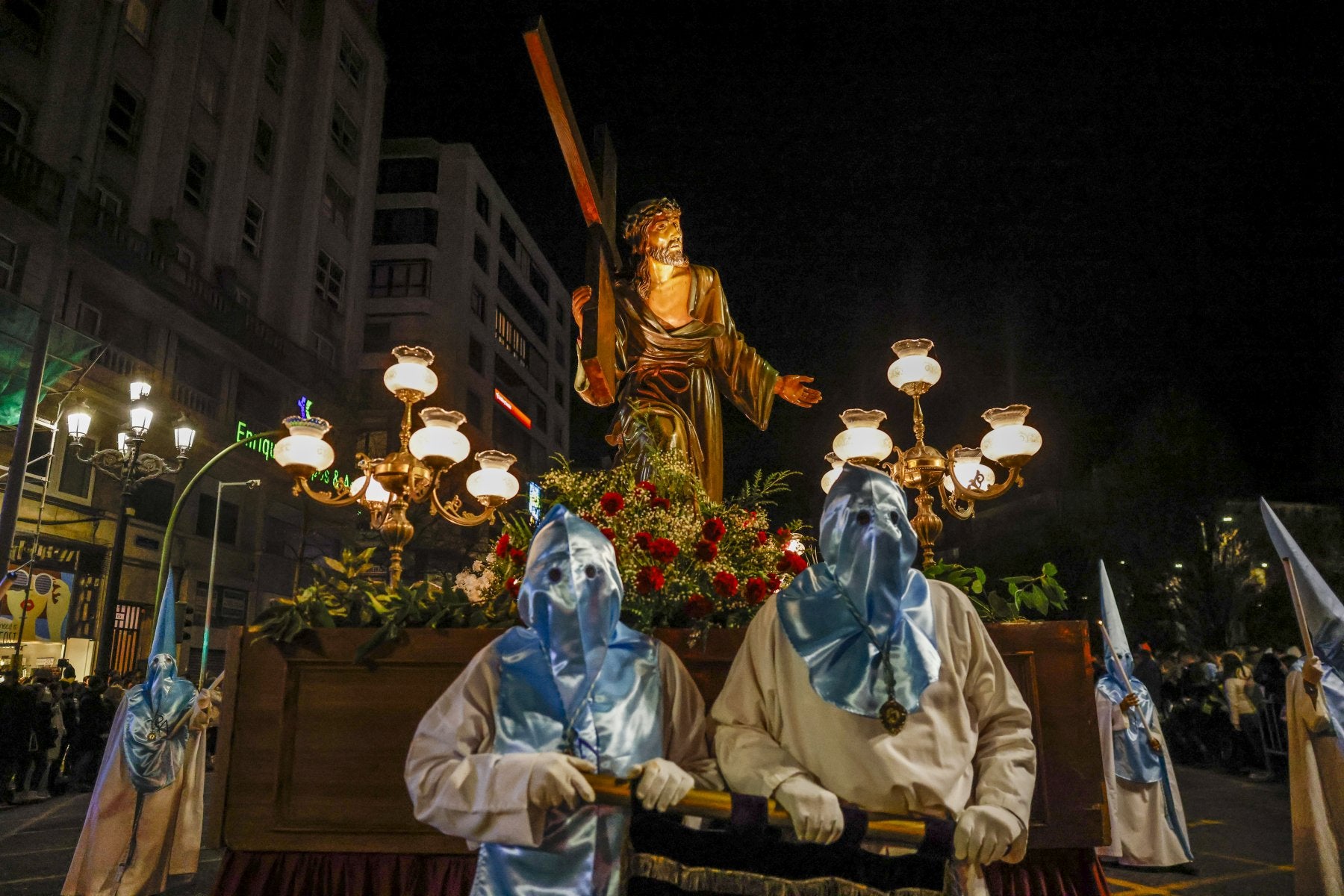 Paso de 'Jesús ayudado por el Cirineo', de la Cofradía La Inmaculada, este jueves durante la procesión.