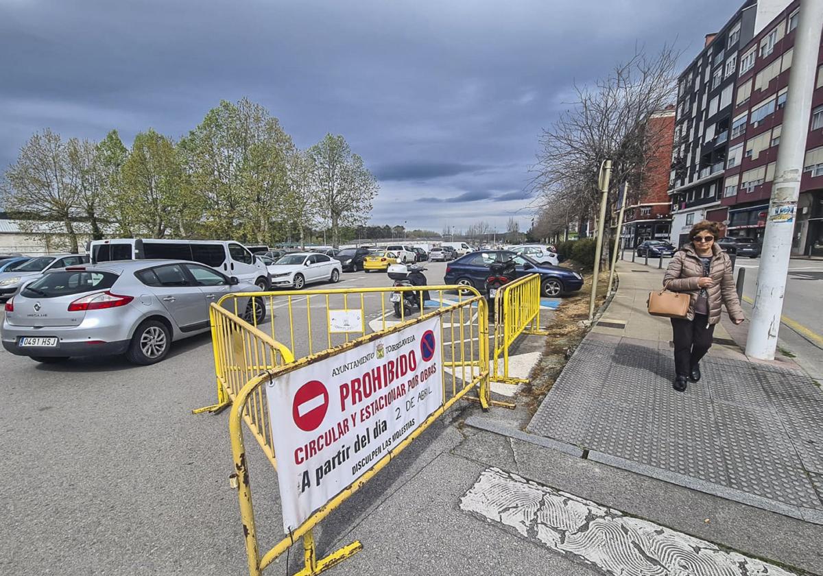 La valla colocada por el Ayuntamiento ya anuncia la restricción que entrará en vigor el próximo martes.