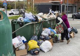 Los contenedores de basura están llenos después de tres días de huelga.