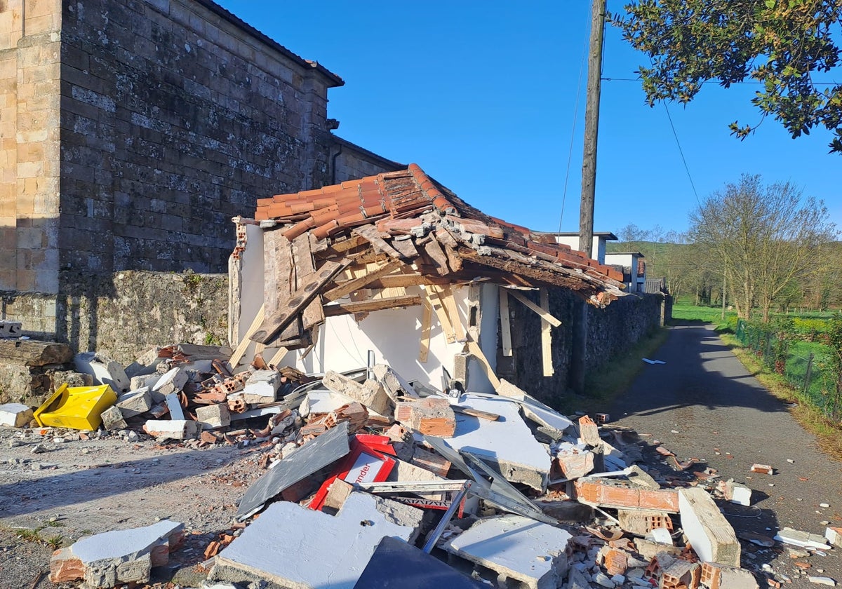 Estado en el que ha quedado el antiguo edificio de Correos junto a la carretera en Vega de Villafufre.