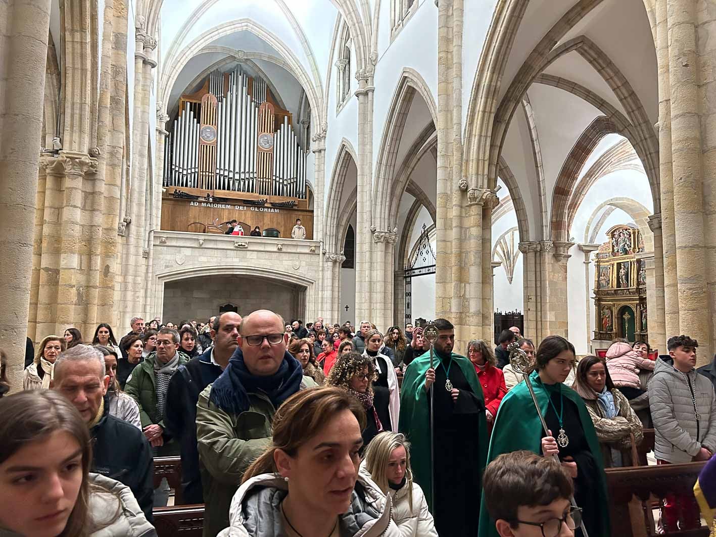 Algunos de los cerca de cien devotos que acudieron a la procesión.