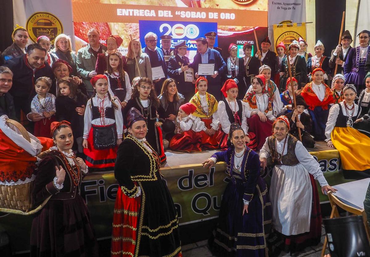 A la inauguración de la feria ha acudido la presidenta regional, María José Sáenz de Buruaga, acompañada por los consejeros Isabel Urrutia y Roberto Media; la presidenta del Parlamento, María José González Revuelta; el alcalde de Vega de Pas, Juan Carlos García, y el presidente de la IGP Sobao Pasiego y de la Cofradía del Sobao Pasiego y la Quesada, Adolfo Gómez, entre otras autoridades locales y autonómicas.