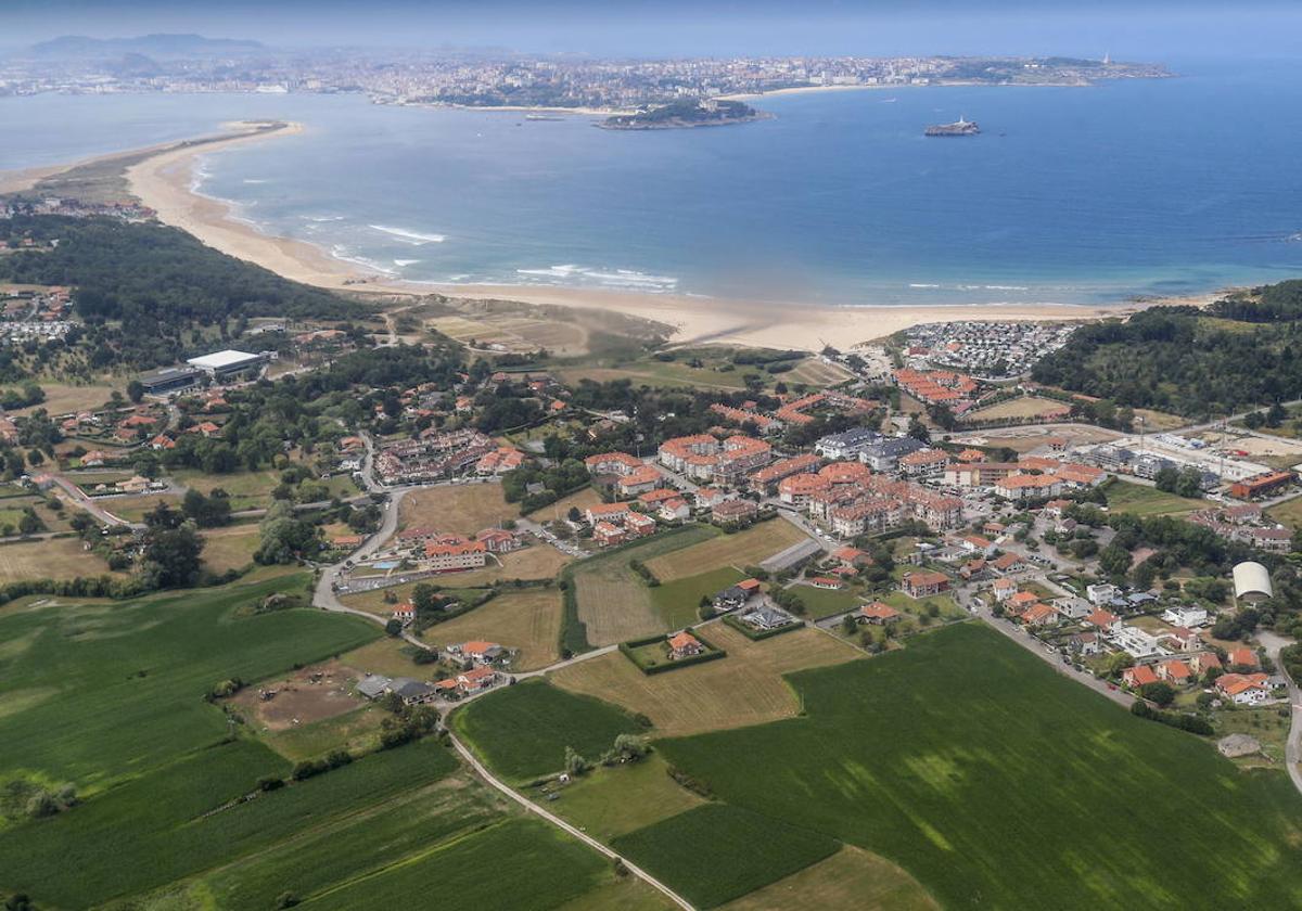 Vista aérea de Loredo y parte de los terrenos, a la derecha, donde se instalaría el futuro complejo turístico.