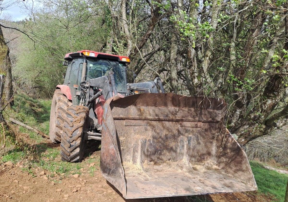 Imagen principal - Arriba la pala tractor abandonada en zona de Monte Caballar, más abajo los daños en el tractor y Manuel y su hijo Alejo, los afectados por el robo de su tractor en su ganadería El Macho. 