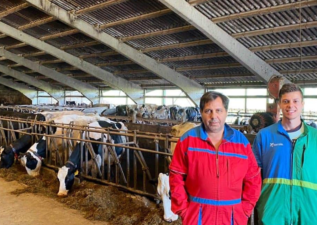 Imagen secundaria 1 - Arriba la pala tractor abandonada en zona de Monte Caballar, más abajo los daños en el tractor y Manuel y su hijo Alejo, los afectados por el robo de su tractor en su ganadería El Macho. 