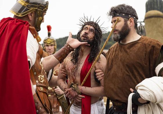Miles de personas vivieron este viernes las últimas horas de la vida de Jesús de Nazaret en Castro
