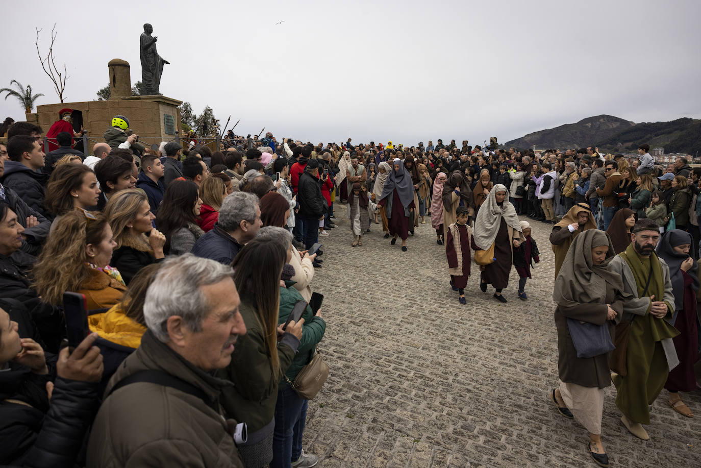 Una grande comitiva acompaña a Cristo durante todo el camino hasta su crucifixión en la atalaya de la localidad costera.