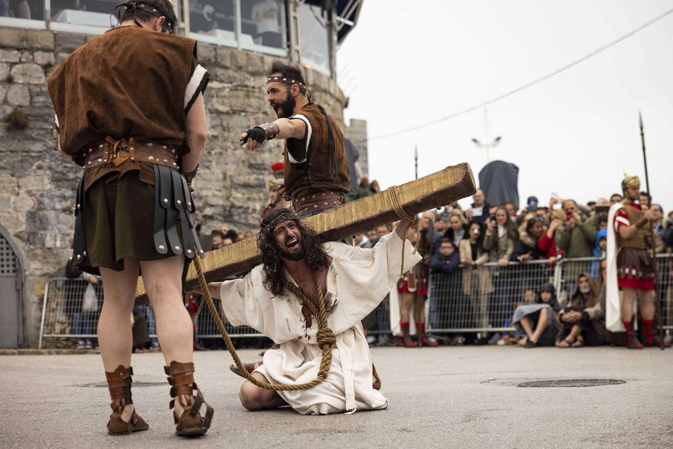 Los sonoros alaridos del joven actor encarnando a Jesús sobrecogieron al público.