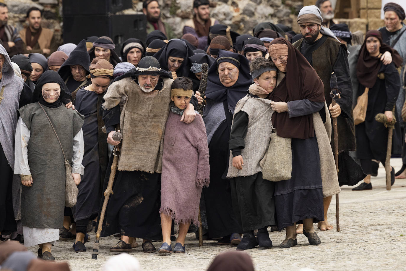 Los leprosos y un gran número de actores que interpretan al pueblo acompañan a Jesús durante las escenas.