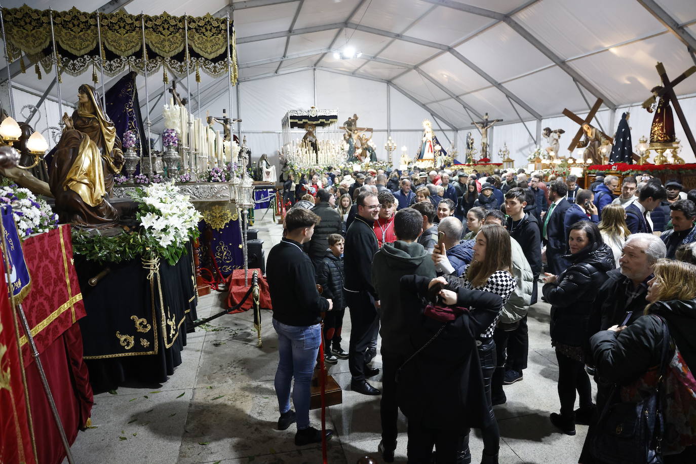 La carpa de Semana Santa quedó abierta al público por la tarde y decenas de personas fueron a ver los pasos.