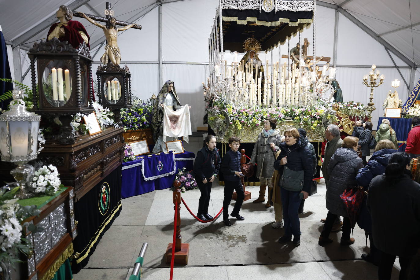 Al saber que se anulaba la procesión muchos quisieron ver de cerca los pasos.