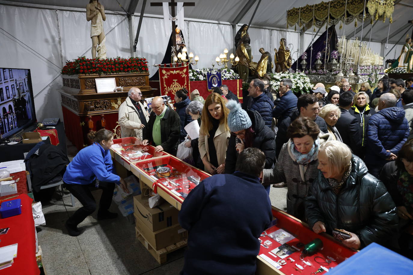 Pese a la lluvia, muchos vecinos de Santander y turistas quisieron llevarse un recuerdo de esta Semana Santa.