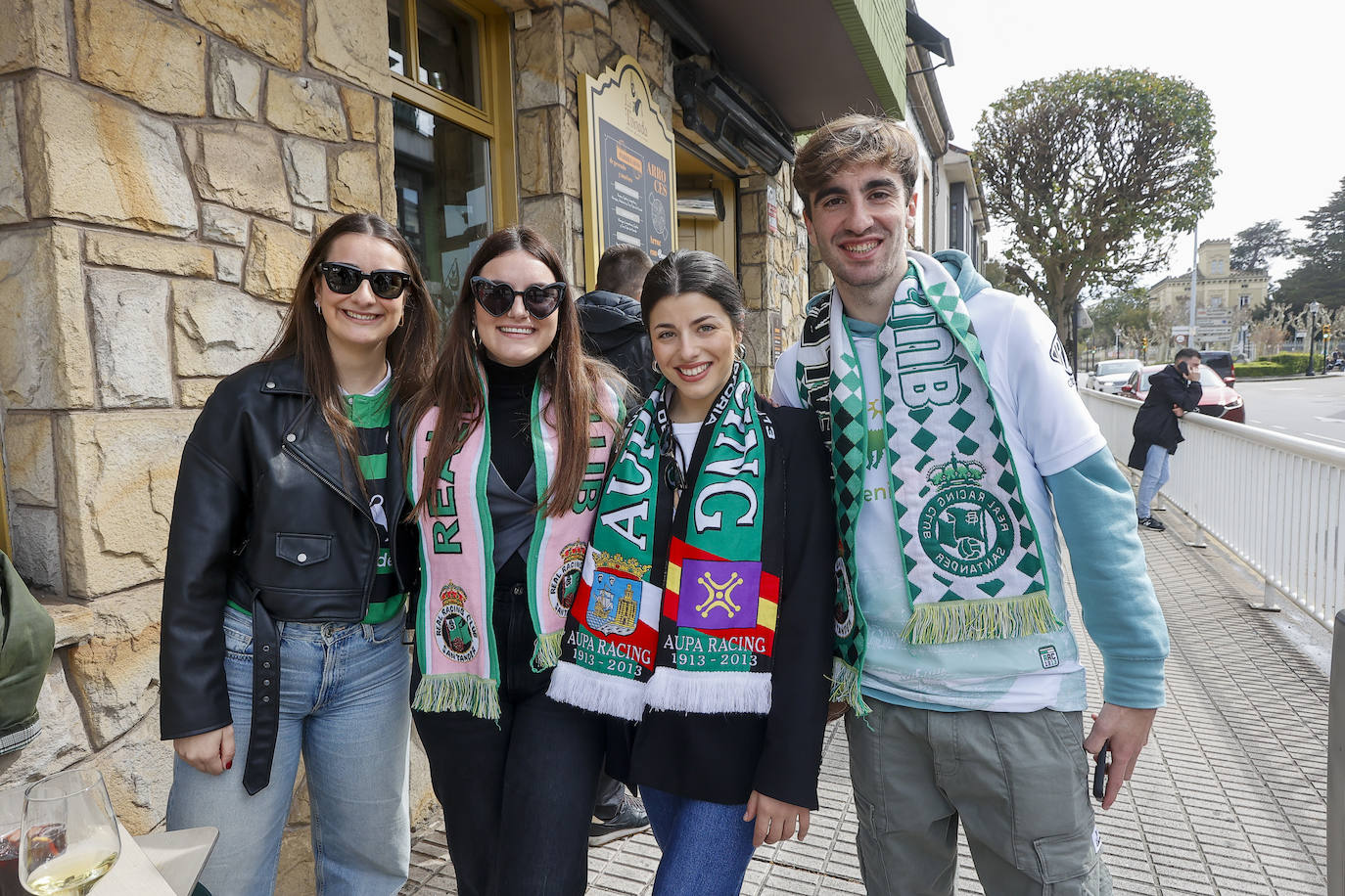 Bufandas, camisetas... Gijón empezó a teñirse de verdiblanco desde media mañana.