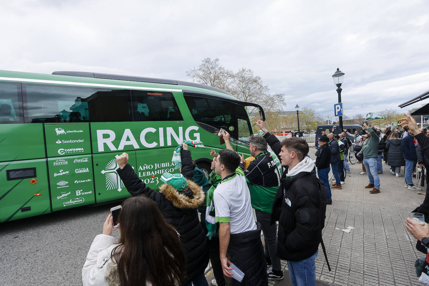 Los aficionados saludan la llegada del autobús del equipo a El Molinón.