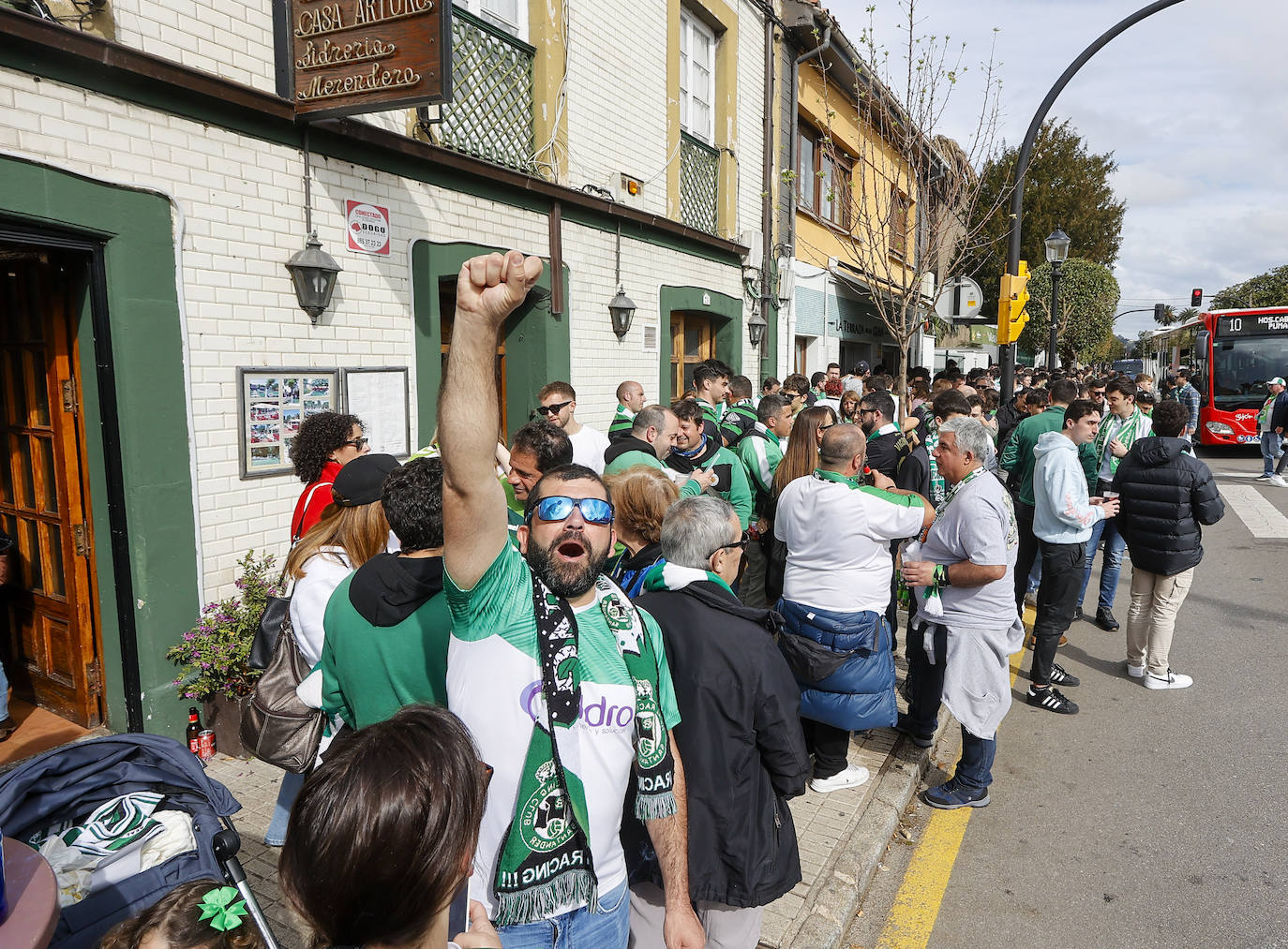 Los bares en los que tomar algo fueron el punto de encuentro favorito de los racinguistas en la mañana gijonesa.