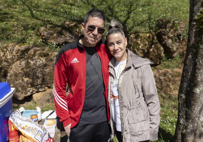 Oscar y Sandra hacen una parada en una zona de pícnic.